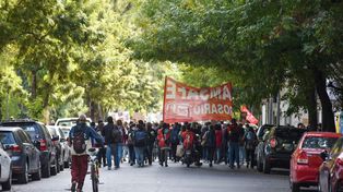 Los alumnos de las escuelas Nigelia Soria y de Danzas marchan por calle Moreno hacia el centro, para reclamar en el Ministerio de Cultura, de Sarmiento y Mendoza, mejores condiciones edilicias y de enseñanza.&nbsp;&nbsp; &nbsp;