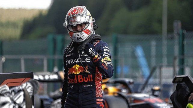 El piloto de ReD Bull se mostró firme para quedarse con el triunfo en el sprint con piso húmedo.