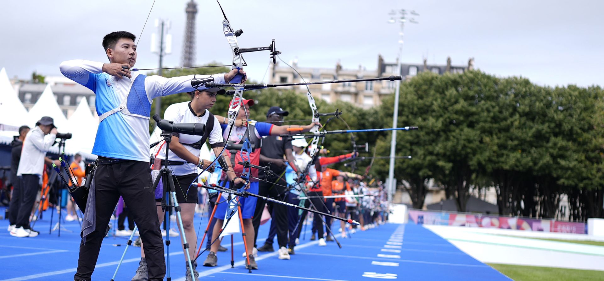 Los arqueros se alinean para disparar durante una sesión de entrenamiento en los Juegos Olímpicos de Verano de 2024, el martes 23 de julio de 2024, en París, Francia. (Foto AP/Brynn Anderson) Los arqueros se alinean para disparar durante una sesión de entrenamiento en los Juegos Olímpicos de Verano de 2024, el martes 23 de julio de 2024, en París, Francia. (Foto AP/Brynn Anderson)