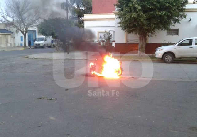 Una moto se prendió fuego por un desperfecto mecánico