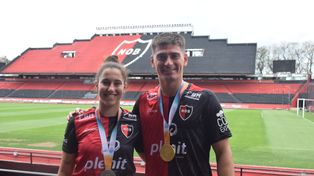 Con la rojinegra y las medallas. Lucía Rossi y Augusto Van de Casteele jugaron en la selección argentina de futsal en los Suramericanos de Paraguay.