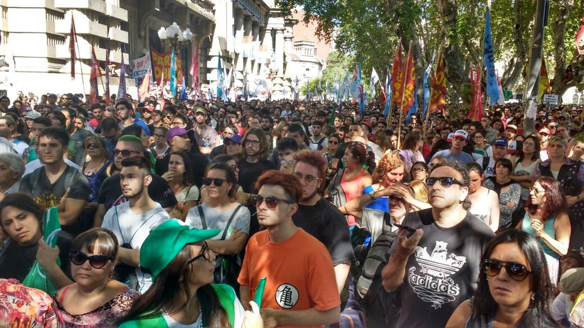 Masiva marcha de rosarinos en rechazo a la reforma previsional