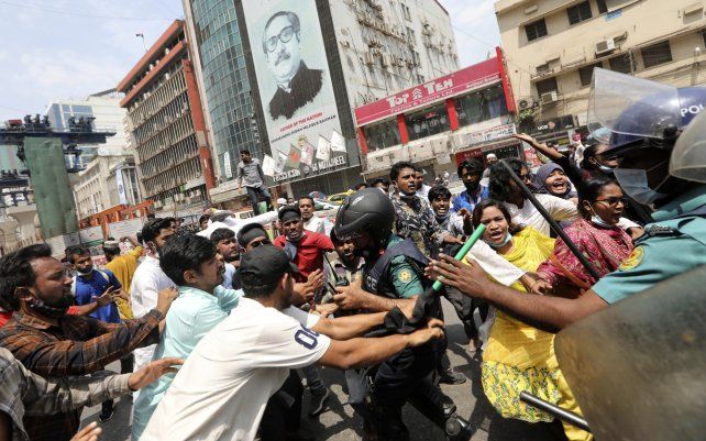 Manifestantes chocan con fuerzas de seguridad durante una protesta contra la visita del primer ministro indio Narendra Modi en Dhaka, Bangladesh.