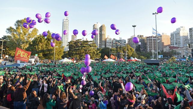 Marea de pañuelos. Una multitud protagonizó una tarde de encendidos reclamos en el parque Nacional a la Bandera.