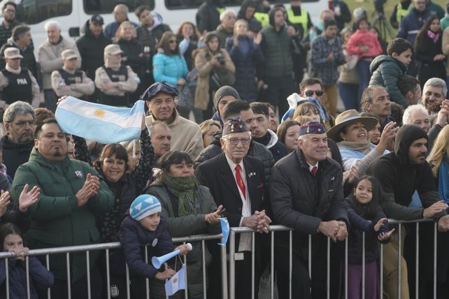Día de la Bandera: un acto breve, protocolar y lleno de aplausos y silbidos