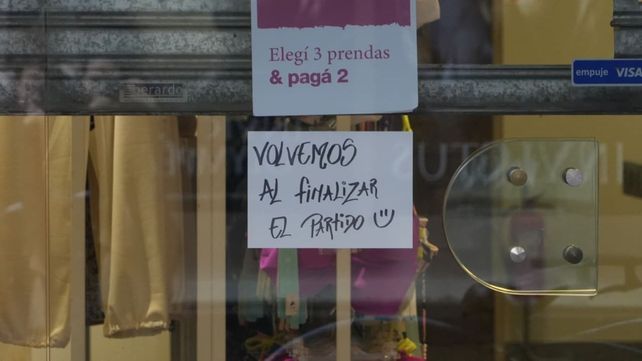 Un negocio del centro de Rosario advierte a sus clientes que se tomó un recreo durante el partido de Argentina en el Mundial.