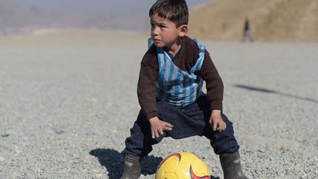 El niño afgano que conmovió al mundo cumplió su sueño: conoció a Messi