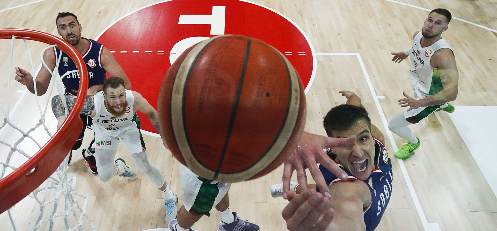 Bogdan Bogdanovic (7) de Serbia lanza una canasta durante el partido de cuartos de final de la Copa Mundial de baloncesto entre Lituania y Serbia en el Mall of Asia Arena en Manila, Filipinas, el martes 5 de septiembre de 2023. (Ezra Acayan/Pool Photo vía AP) Bogdan Bogdanovic (7) de Serbia lanza una canasta durante el partido de cuartos de final de la Copa Mundial de baloncesto entre Lituania y Serbia en el Mall of Asia Arena en Manila, Filipinas, el martes 5 de septiembre de 2023. (Ezra Acayan/Pool Photo vía AP)
