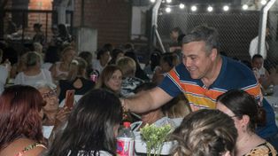 En el club Timbuense. El jefe comunal pasó a saludar en la cena.