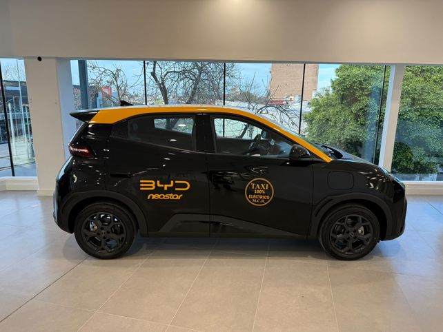 Prototipo en espera. El modelo BYD Dolphin funciona en forma totalmente eléctrica y será uno de los primeros en convertirse en taxi en Rosario. Ahora
