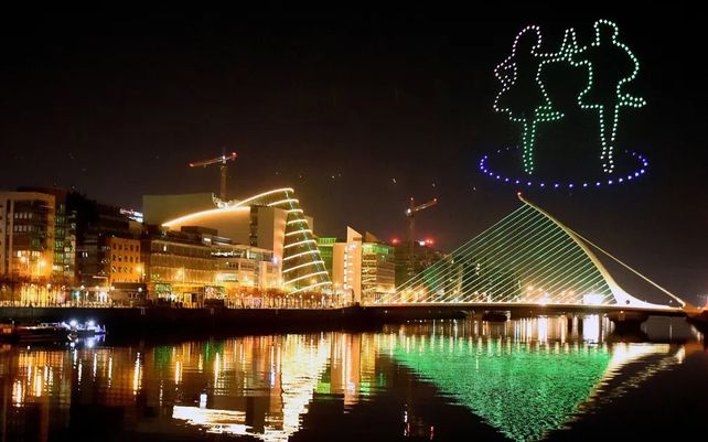 Animación con drones en el cielo nocturno sobre el puente Samuel Beckett en el río Liffey en Dublín. Las celebraciones habituales del Día de San Patricio han sido canceladas por segundo año consecutivo debido al coronavirus.&nbsp;