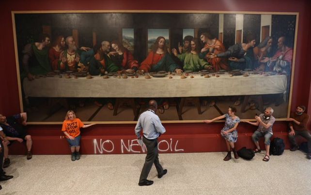 El grupo ambientalista Just Stop Oil intervino una copia de la obra “La última cena” en la Real Academia de las Artes en Londres.&nbsp;
