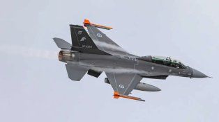Los primeros aviones F-16 comprados a Dinamarca pasaron por Buenos Aires en un vuelo rasante