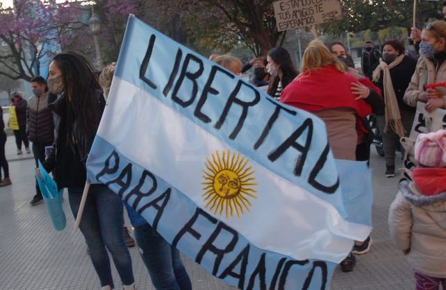 Reclaman para que el policía remisero no quede detenido