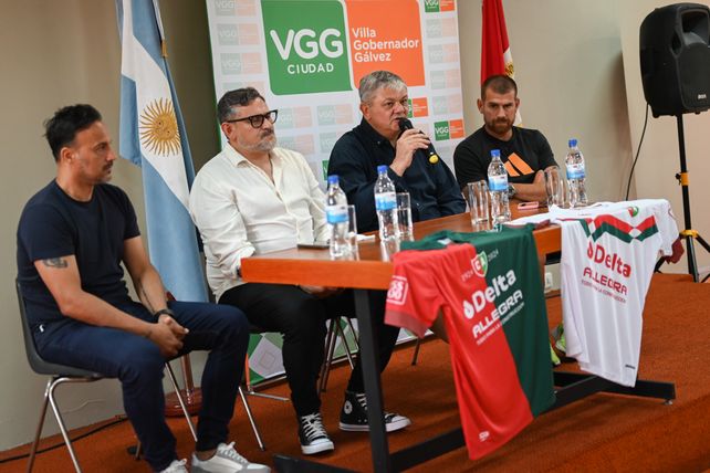 Conferencia de prensa. Daniel Quinteros (exRosario Central), Diego Lavezzi (presidente del Rojiverde), Alberto Ricci (intendente de Villa Gobernador Gálvez) y Germán Ré (ex Newell’s) fueron los oradores. 