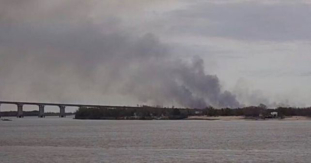 Las columnas de humo se podían apreciar en el cielo de Rosario.