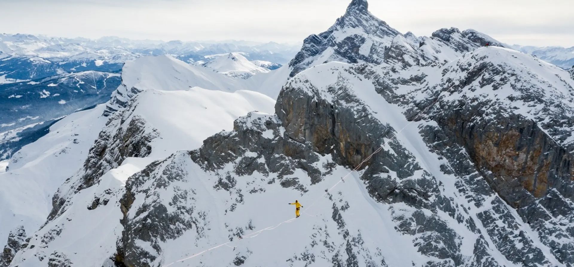 Highline por David Machet. En enero de 2021, en medio de un frío intenso, el famoso equilibrista Nathan Paulin cruzó con éxito una línea alta de 200 metros de largo y 2,5 cm de ancho en Pointe d