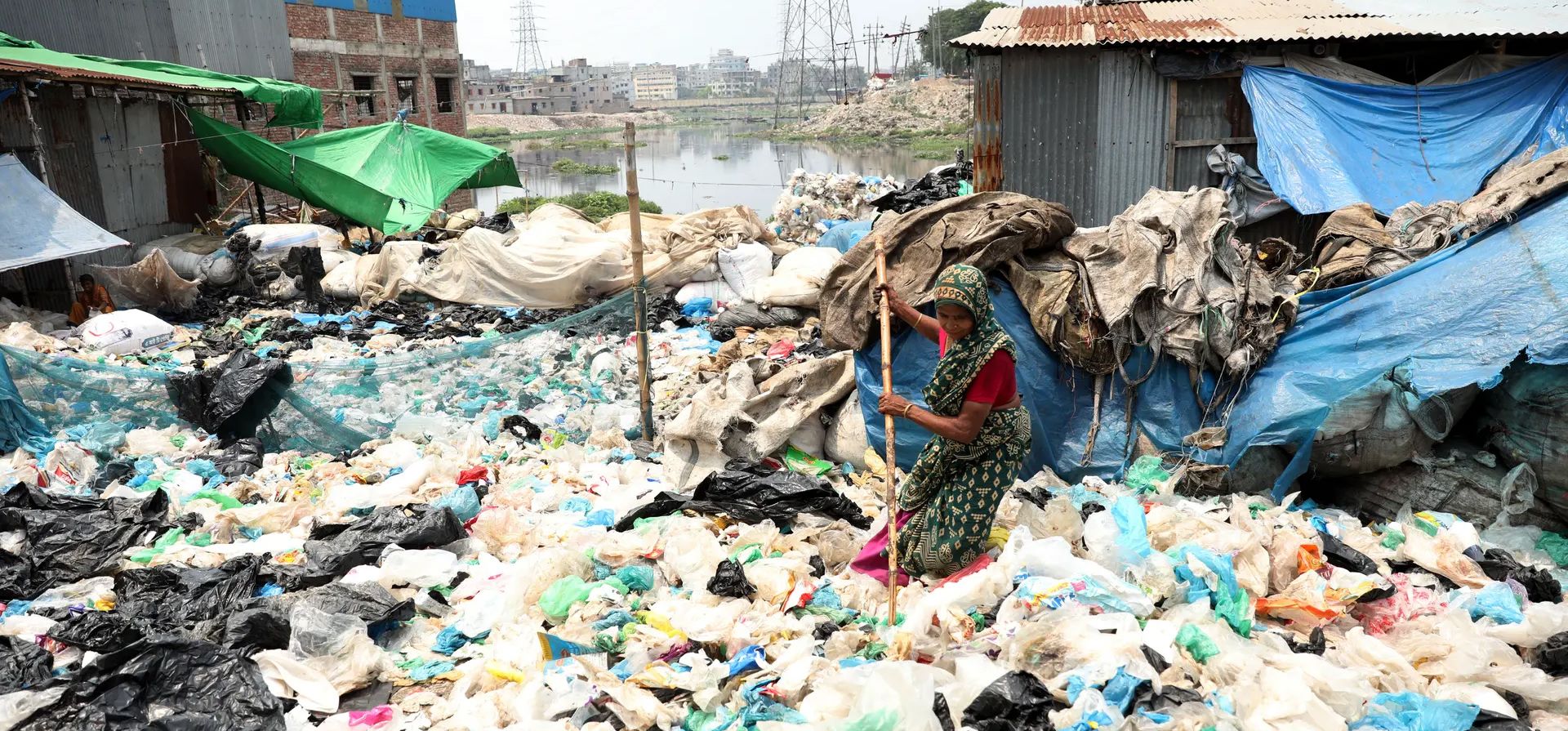 Daca, Bangladesh. Trabajadores de Kamrangirchar recogen y separan bolsas de un solo uso para reutilizarlas en una fábrica de polietileno. Fotografía: Habib Rahman/Zuma Press Wire/Shutterstock
