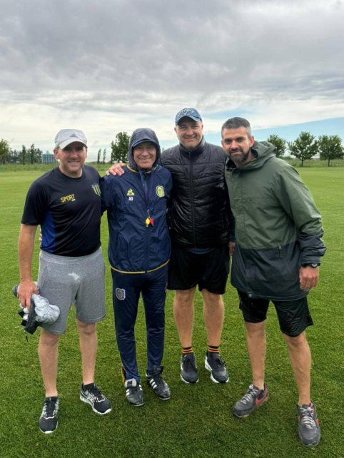 Ariel Holan posa para la foto junto a integrantes del cuerpo técnico de Belgrano de Serodino.