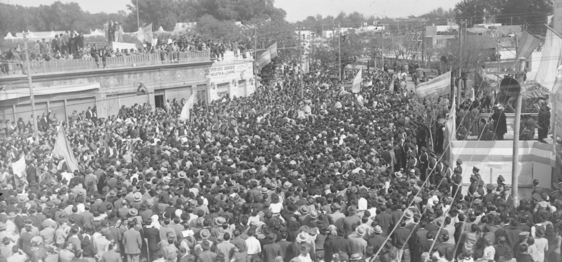 Eva Perón en el Sindicato de la Carne. Millares esperan y ovacionan a la primera dama en el inicio de la gira por la Ciudad, 1948.