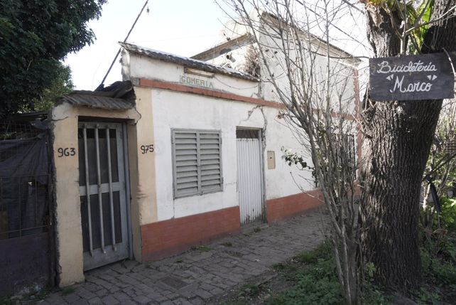 Crimen en Pérez. La policía en la casa de Rivadavia al 900 donde asesinaron a un hombre de 89 años