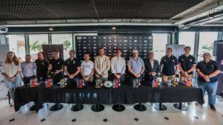 Representantes de Capibaras XV, Cobras y dirigentes durante la presentación del encuentro.