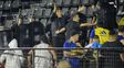 Riquelme frena a los barras de Boca que intentaban llegar hasta la tribuna de los platenses. Riquelme frena a los barras de Boca que intentaban llegar hasta la tribuna de los platenses.