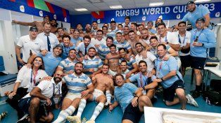 Todos tirando para el mismo lado. El vestuario argentino festejó la clasificación a semifinales.