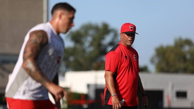 Sergio Gómez conduce al plantel de Newells junto a Favio Orsi.