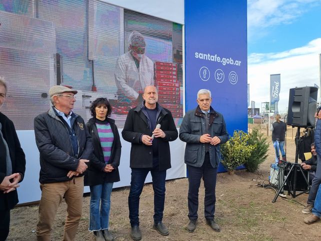 El ministro Domínguez (derecha) participó de la apertura de Agroactiva junto al gobernador Perotti y la presidenta de la muestra