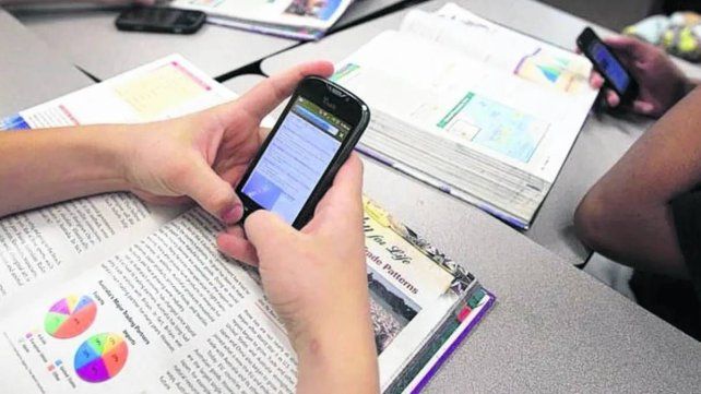 Proponen regular el uso de celulares en las escuelas