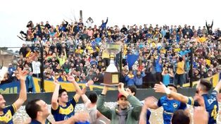 Una gran celebración. El auriazul levantó la copa en cancha ajena y sumó su 17ª estrella en la liga.