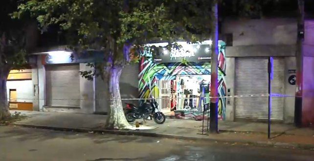 Un delincuente muerto y un comerciante herido en un confuso asalto en zona oeste