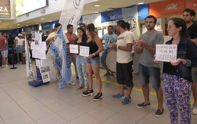 Los pasajeros que partían o aterrizaban en Fisherton se cruzaron con la dura realidad de los trabajadores de Sol