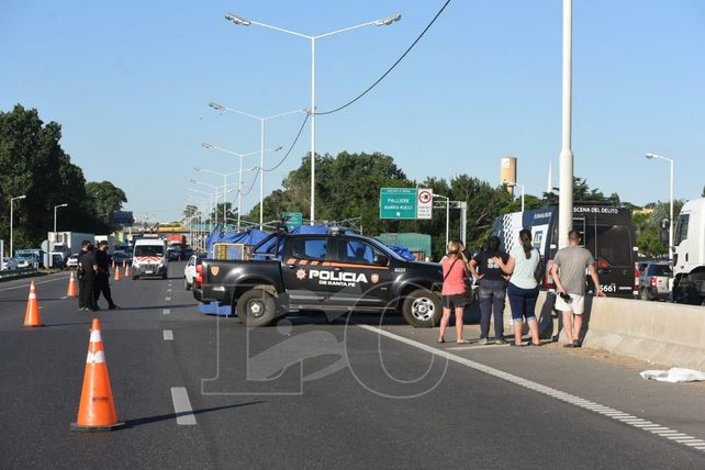 La víctima se desplazaba en auto y fue atacada por dos personas que iban en moto. 
