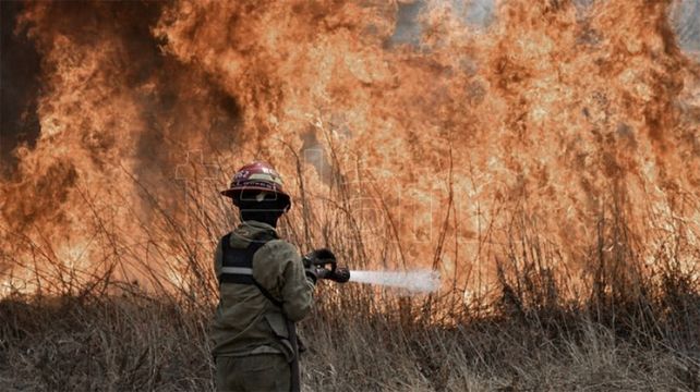 Los incendios recrudecen en las islas frente a Rosario y en siete provincias del país