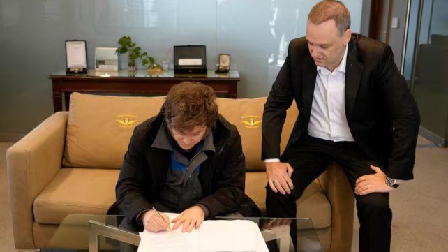 El presidente Javier Milei firmó el proyecto de reforma laboral ni bien arribó de Oslo