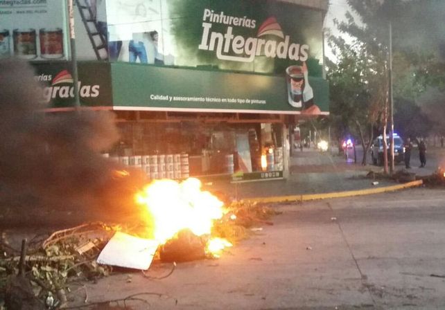 El corte de los vecinos en Freyre y Mendoza./ gentileza @Veroensinas LT10.