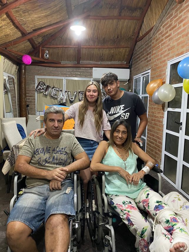 Alberto y Lorena con sus hijos, en la vuelta a casa después de  las internaciones.