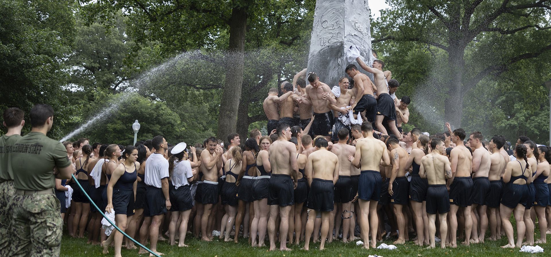 La clase de 2027 plebes asciende durante la subida al Monumento Herndon en la Academia Naval de los EE. UU., el miércoles 15 de mayo de 2024, en Annapolis, Maryland. Los estudiantes de primer año, conocidos como Plebes, participan en la escalada para celebrar el final de su primer año en la academia. (Foto AP/Tom Brenner) La clase de 2027 plebes asciende durante la subida al Monumento Herndon en la Academia Naval de los EE. UU., el miércoles 15 de mayo de 2024, en Annapolis, Maryland. Los estudiantes de primer año, conocidos como Plebes, participan en la escalada para celebrar el final de su primer año en la academia. (Foto AP/Tom Brenner)
