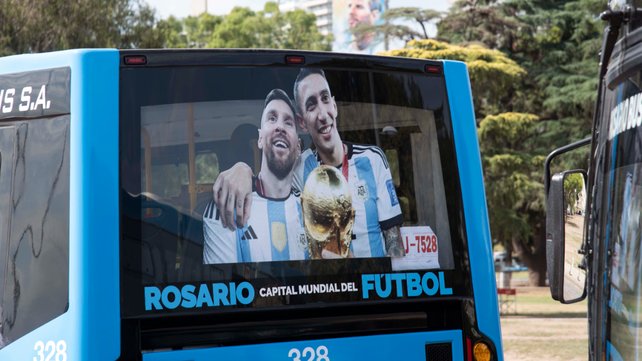 Una de las unidades nuevas con el ploteado de Messi y Di María en la luneta trasera.