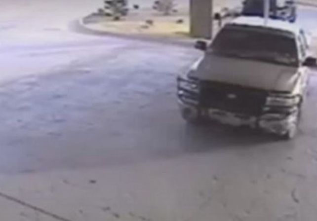 Día de furia: estrelló su camioneta contra un hotel porque le rechazaron la tarjeta