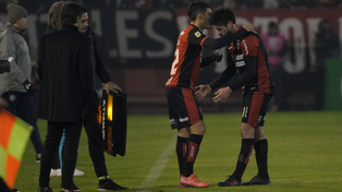 Pablo Pérez deja la cancha para que ingrese Marcos Portillo.