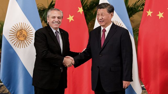 El presidente de Argentina, Alberto Fernández le da la mano a su par de China, Xi Jinping en la última reunión del G20 en Indonesia. 