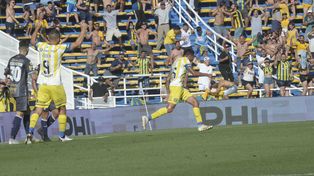 Ojeda marcó un gol ante el decano tucumano y lo celebra a toda velocidad. Central quiere jugar la Sudamericana.