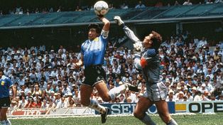 Subastarán la pelota con la que Maradona le hizo dos goles a Inglaterra