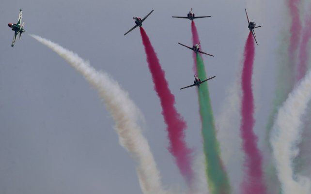 Aviones paquistaníes sobrevuelan durante el desfile militar que celebra el Día Nacional de Pakistán, en Islamabad, Pakistán.