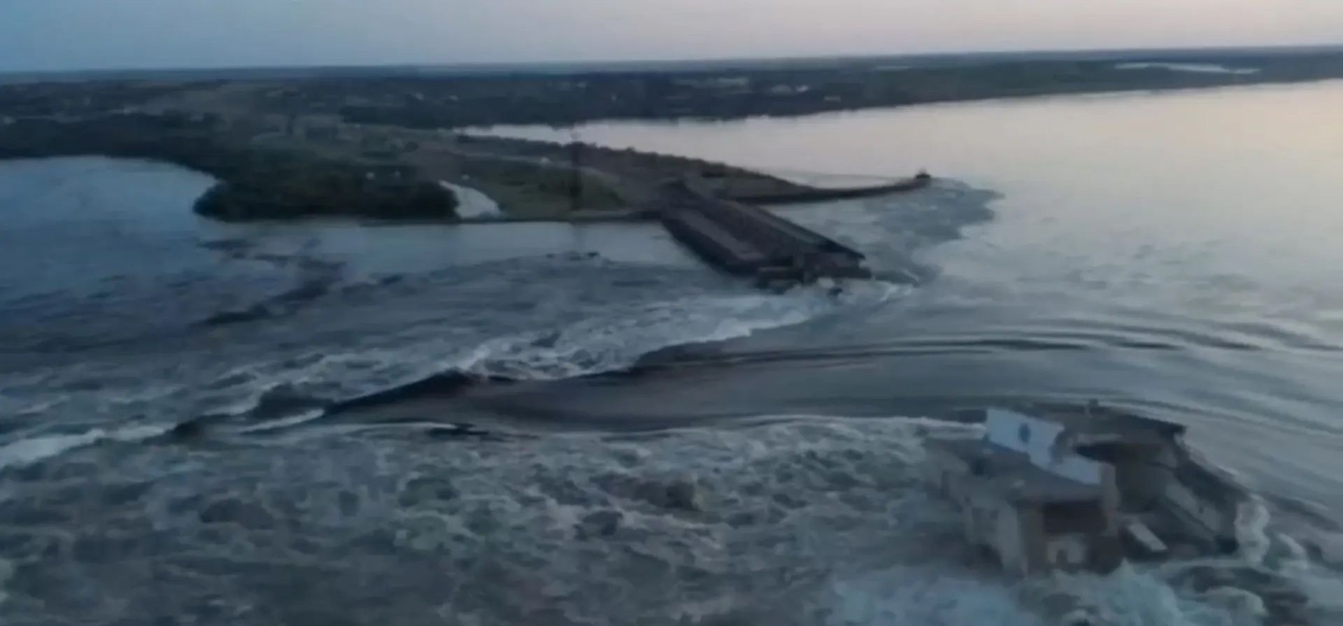 Kherson, Ucrania. La presa de Nova Kakhovka en la región de Kherson se ve después de haber sido violada. El gobernador de la zona, Oleksandr Prokudin, dijo que las personas estaban siendo evacuadas y serían llevadas en autobús a la ciudad de Kherson y luego en tren a Mykolaiv, y luego a otras ciudades ucranianas. Fotografía: Video obtenido por Reuters Kherson, Ucrania. La presa de Nova Kakhovka en la región de Kherson se ve después de haber sido violada. El gobernador de la zona, Oleksandr Prokudin, dijo que las personas estaban siendo evacuadas y serían llevadas en autobús a la ciudad de Kherson y luego en tren a Mykolaiv, y luego a otras ciudades ucranianas. Fotografía: Video obtenido por Reuters