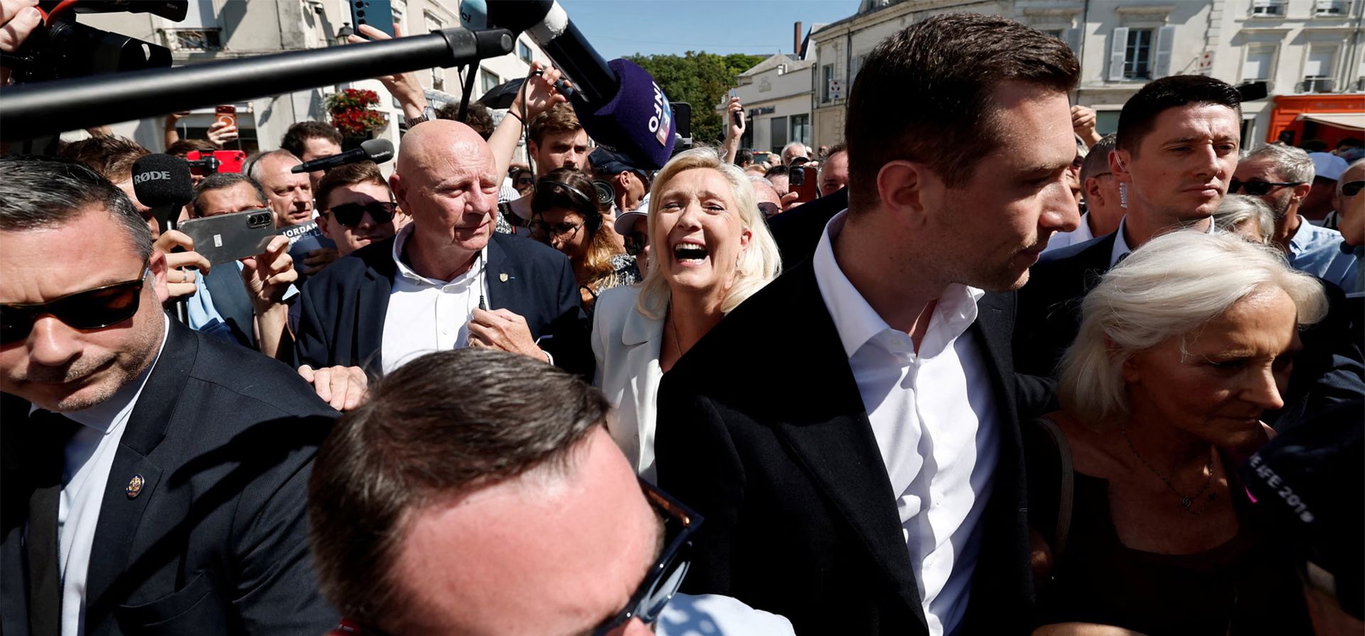 La líder ultraderechista Marine Le Pen, en el centro, rodeada de simpatizantes y periodistas durante una visita a un mercado. Le Pen anunció su candidatura a las elecciones presidenciales francesas de 2027 después de que un tribunal de apelaciones redujera su inhabilitación para presentarse a cargos públicos, manteniendo al mismo tiempo su condena por malversación de fondos de la UE. Fotografía: Benoît Tessier/Reuters La líder ultraderechista Marine Le Pen, en el centro, rodeada de simpatizantes y periodistas durante una visita a un mercado. Le Pen anunció su candidatura a las elecciones presidenciales francesas de 2027 después de que un tribunal de apelaciones redujera su inhabilitación para presentarse a cargos públicos, manteniendo al mismo tiempo su condena por malversación de fondos de la UE. Fotografía: Benoît Tessier/Reuters