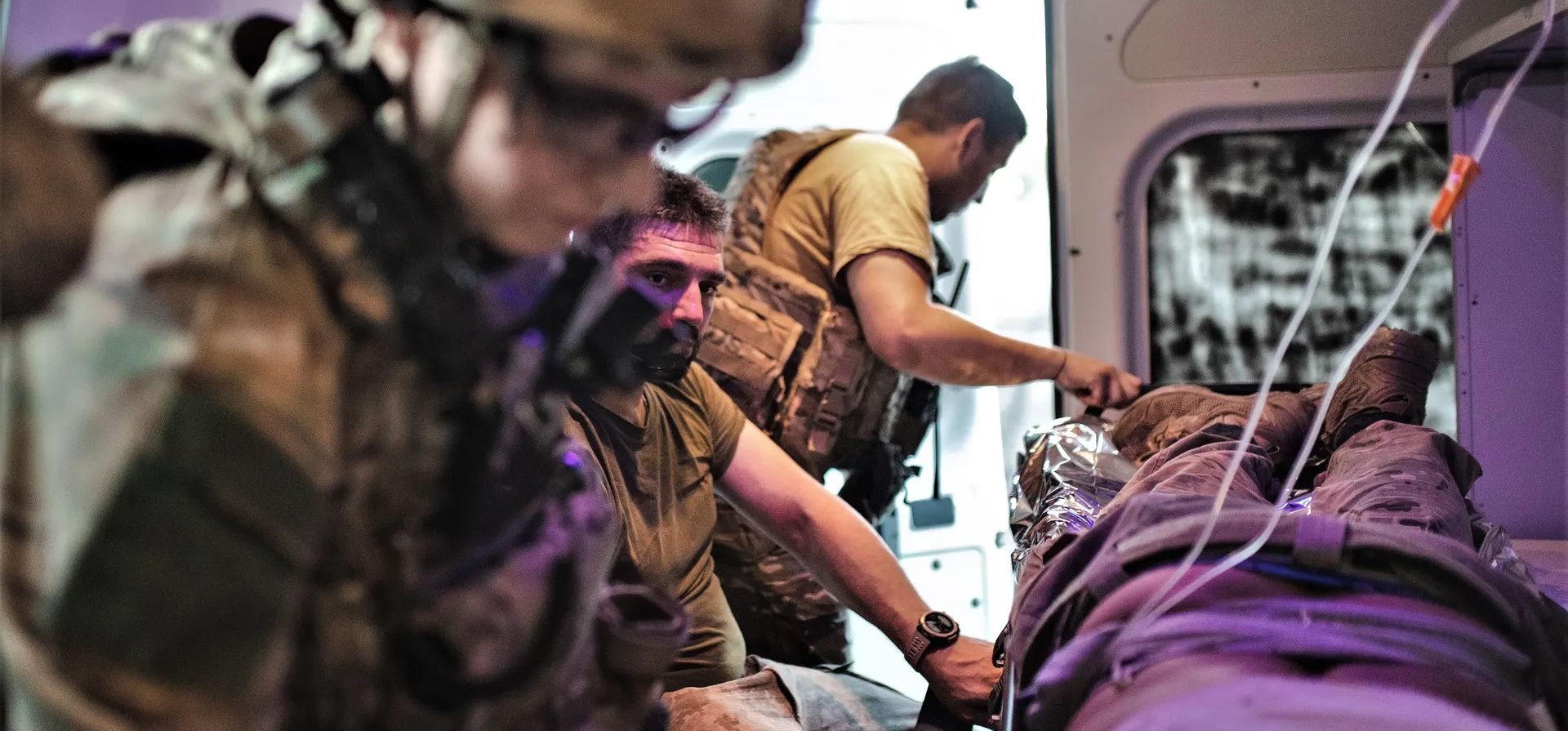 Bakhmut, Ucrania. Soldados heridos son atendidos por médicos de la 3ª Brigada de Asalto cerca de la línea del frente de Bakhmut durante una contraofensiva en Donbás. Fotografía: Agencia Anadolu/Getty Images Bakhmut, Ucrania. Soldados heridos son atendidos por médicos de la 3ª Brigada de Asalto cerca de la línea del frente de Bakhmut durante una contraofensiva en Donbás. Fotografía: Agencia Anadolu/Getty Images